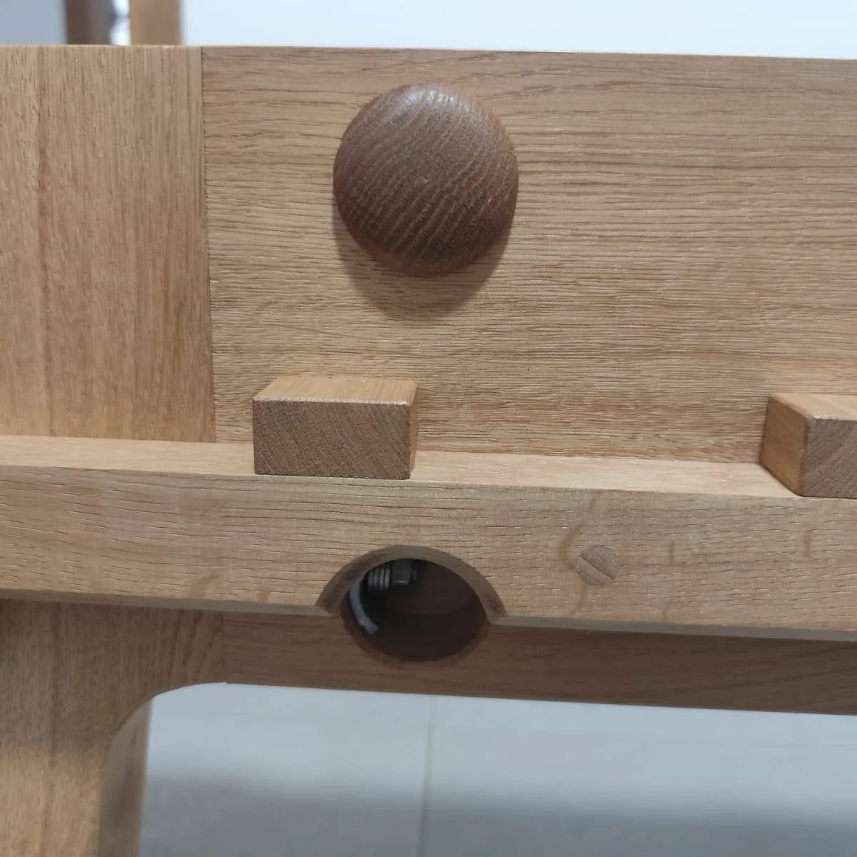 Detail dřevěného kolíku ve spoji dubové postele